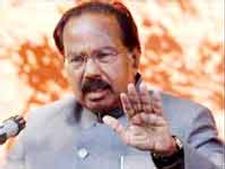 యాత్ర వద్దన్న మొయిలీ: సంప్రదించి చెప్తానన్న జగన్