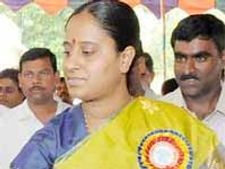 దాడిలో గాయపడిన ఎమ్మెల్యేలు కొండా సురేఖ, కవిత