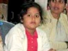 దివ్యశక్తులున్నాయి, శాంభవిని స్కూల్ కు పంపం: ఉషారాణి