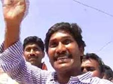 జగన్ కు అందివస్తున్న అవకాశం, ఓదార్పు యాత్ర సక్సెస్