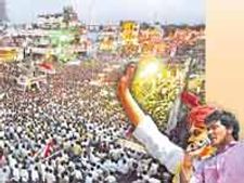 వైఎస్ విగ్రహాల ఆవిష్కరణ సందర్భంలో ఎగబడుతున్న జనం