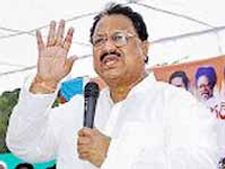 డిఎస్ ఇంటి ముందు అమర వీరుల కుటుంబాల ధర్నా