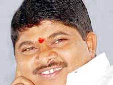 చంద్రబాబు బాబ్లీ బస్సు యాత్రపై పొన్నం ప్రభాకర్ మండిపాటు