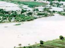 వరదల బీభత్సంతో జలదిగ్బంధంలో పలు గ్రామాలు