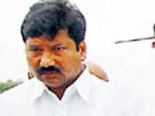 రోడ్డు ప్రమాదంలో ఎమ్మెల్యే జోగి రమేష్ కు స్వల్పగాయాలు