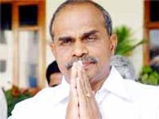 కూలిన వైయస్ రాజశేఖర్ రెడ్డి విగ్రహం: ఒకరికి తీవ్ర గాయాలు
