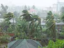కోస్తాంధ్రకు తుఫాను గండం: అప్రమత్తమైన అధికారులు