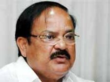 వ్యక్తిగత ప్రతిష్టకుపోయి పోలవరాన్ని పక్కదారి పట్టిస్తున్నారు: వెంకయ్యనాయుడు
