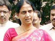 సబితా ఇంద్రారెడ్డి కాన్వాయ్ ని అడ్డుకున్న తెలంగాణవాదులు, లాఠీఛార్జి