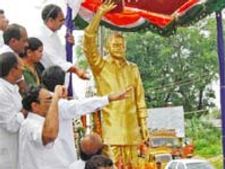 రంగారెడ్డి జిల్లాలో వైఎస్ విగ్రహాన్ని ఆవిష్కరించిన సిఎం కిరణ్