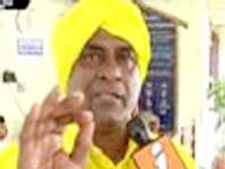 చెప్పులతో కొట్టుకున్న మాజీ మేయర్ బంగి: పెట్రో పెంపుకు వినూత్ననిరసన
