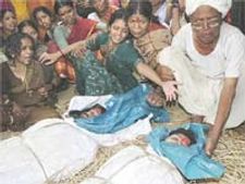 కొనసాగుతున్న రైతుల ఆత్మహత్యలు: తాజాగా నలుగురు మృతి