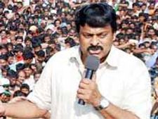 లక్షలు దోచుకున్నా ఏమనలేదు: ప్రభుత్వంపై విరుచుకుపడ్డ చిరు
