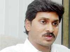 వైయస్ జగన్ అనుచరుల ఇళ్లపై పోలీసు దాడులు