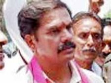 తెరాస ఎమ్మెల్యే వినయ్ భాస్కర్‌ ను అడ్డుకున్న పోలీసులు, ఉద్రిక్తత