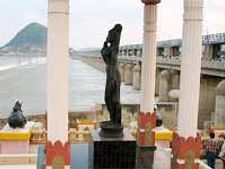 గన్నవరంలో వింత దొంగతనం: చోరీకి గురైన బస్సు పట్టివేత