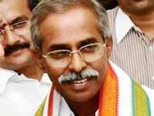 పులివెందుల నుంచి వైయస్ వివేకానంద రెడ్డి, జగన్ వర్గంలో భయాలు