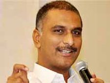 కెసిఆర్‌పై వేలు పడితే హుస్సేన్ సాగర్‌లో ఎత్తి వేస్తాం: హరీష్‌ రావు