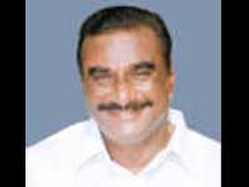 సురేంద్రపై వనమా వర్గం దాడి, పరిస్థితి విషమం: చిరు పరామర్శ