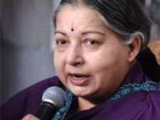 డిఎంకె దారిలో జయలలిత: గెలిస్తే విద్యార్థులకు ఫ్రీలాప్‌టాప్స్