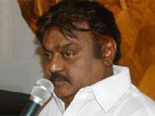 కార్యకర్తను చితకబాదిన విజయ్‌కాంత్: కలైంజ్ఞర్ టీవి పనే అన్న హీరో