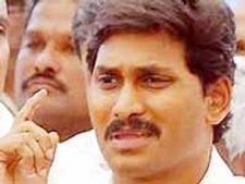 వైయస్‌పై అభిమానం, సోనియా అధికార అహంకారం మధ్య పోరు: జగన్