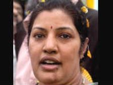 అది ఎన్టీఆర్ టిడిపి కాదు, వైయస్ జగన్‌పై పోటీ కష్టమే: పురందేశ్వరి