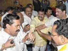 ఎయిర్ హోస్టెస్‌ను బూతులు తిట్టిన విశాఖపట్నం కార్పోరేటర్లు