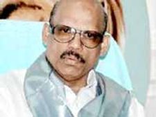 జగన్ ఆకాశానికి నిచ్చెన వేస్తున్నాడు: టిజి, నారాయణ వ్యాఖ్యలపై బొత్స గుర్రు