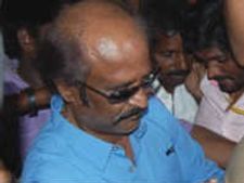 రెండాకులకు ఓటేసిన రజనీకాంత్, కెమెరాలకు చిక్కిన వైనం