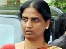 సబితారెడ్డి, జైపాల్‌రెడ్డిపై కోడిగుడ్ల దాడి: మంత్రుల సభలో లేచిన కుర్చీలు