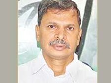 రాజకీయాల్లో జగన్ ఓ బచ్చా, డిఎల్ విశిష్ట నాయకుడు: తులసిరెడ్డి