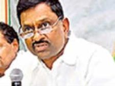 వైయస్ జగన్ ప్రచారం: కాసేపు ఆగిపోయిన మంత్రి డిఎల్ కాన్వాయ్