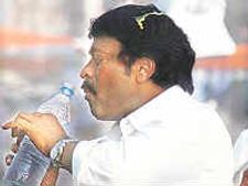 పులివెందులలో చిరంజీవిపైకి కోడిగుడ్లు, డిఎల్‌పైకి చెప్పులు