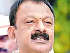 మంత్రి రఘవీరాపై రాళ్ల వర్షం: దాడి చేస్తామని చిరుకు మరోసారి బెదిరింపు