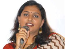 చిరంజీవిది హడావుడి, పేపర్లలోకి ఎక్కాలనేది చంద్రబాబు కోరిక: రోజా