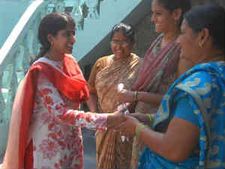 చిచ్చుకు సోనియానే కారణం: భారతి, ఓటు వేయడానికి గంటకు పైగా క్యూలో