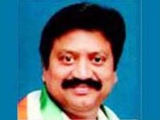 కృష్ణా జిల్లాలో కాంగ్రెసుకు షాక్: వైయస్ జగన్ పార్టీలో చేరిన మాజీ విప్