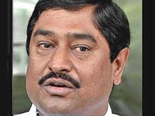 ధర్మాన సోంపేట పర్యటన ఉద్రిక్తం: సాయిరాజ్ సతీమణి అరెస్టు