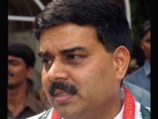 స్పీకర్ నాదెండ్ల మనోహర్‌ను తన్నిన ఎద్దు, స్వల్పగాయాలు