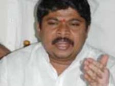 లగడపాటి పార్టీ నుండి వెళ్లి పోవాలి: పొన్నం ప్రభాకర్ డిమాండ్