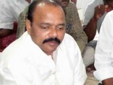 ఒత్తిడికి తలొగ్గి కొండా మురళి రాజీనామా