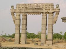 గుళ్లోని పంచలోహ విగ్రహాలు దొంగిలించాడని....
