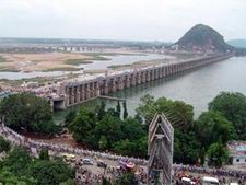 ఇద్దరు కానిస్టేబుల్స్ భార్యలతో అధికారి రాసలీలలు