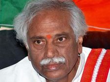 బండారు దత్తాత్రేయకు విశాఖలో సమైక్యాంధ్ర సెగ