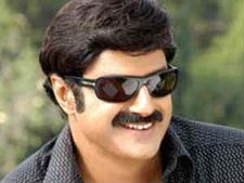 బాలకృష్ణకు కోర్టు సమన్లు జారీ, రోడ్డు షోపై కేసు
