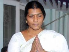 నేను లేకుండా ఖాళీ చేస్తారా?: ఏడ్చిన లక్ష్మీపార్వతి