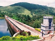 ముళ్లైపెరియార్ డ్యాం వివాదం: మంత్రి పైకి చెప్పులు