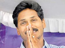 గుంటూరు ఓదార్పులో వైయస్ జగన్‌పై కోడిగుడ్ల దాడి