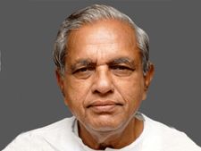 ఒకే ఇంట్లో నాలుగు పదవులు: బొత్సపై గాదె వ్యాఖ్య